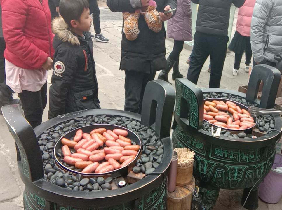 漢伯尅石(shi)鍋烤(kao)腸(chang)貴(gui)陽(yang)廟(miao)會倍(bei)受(shou)歡迎(ying)